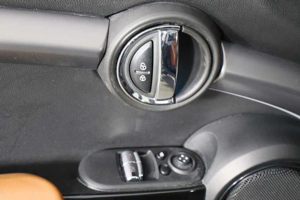 Used 2023 MINI Cooper 2-Door Hardtop w/ Signature Upholstery Package image 16