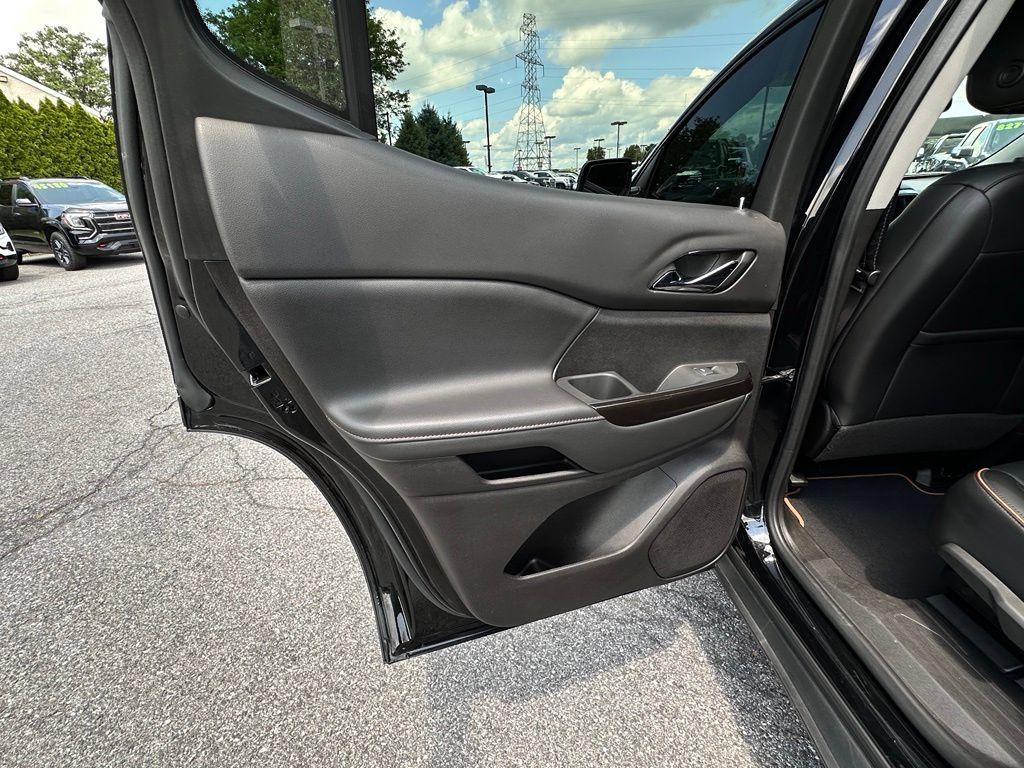 Used 2022 GMC Acadia AT4 w/ Technology Package AWD/4WD image 27