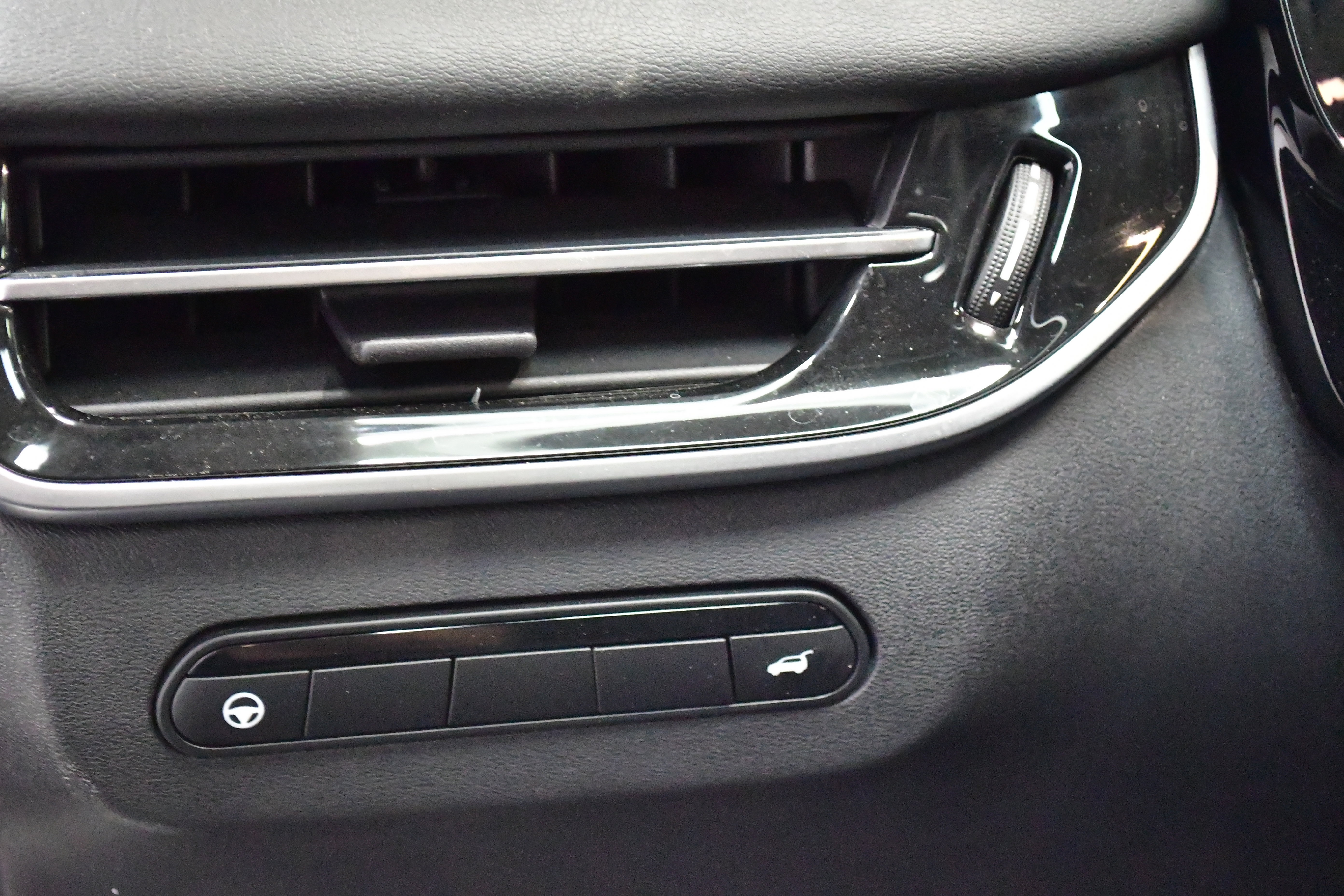 Used 2023 INFINITI QX60 Luxe w/ Performance Audio Package image 17