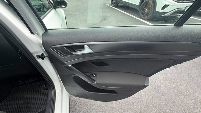 Used 2018 Volkswagen Golf 4-Door FWD image 17
