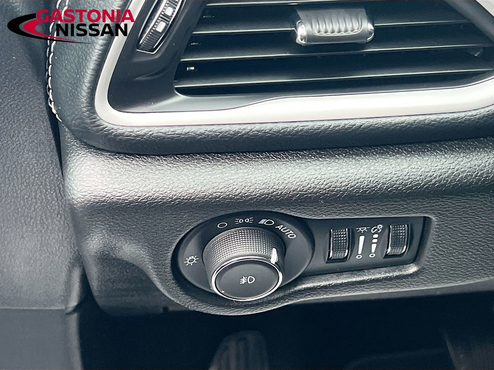 Used 2024 Chrysler Pacifica Touring image 13