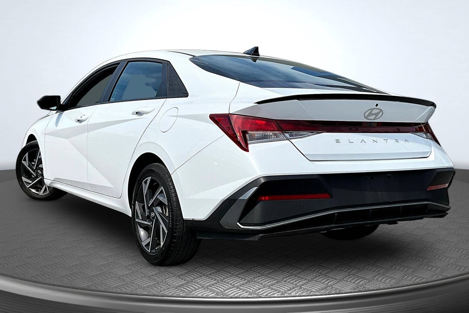 Used 2025 Hyundai Elantra Sport FWD image 4