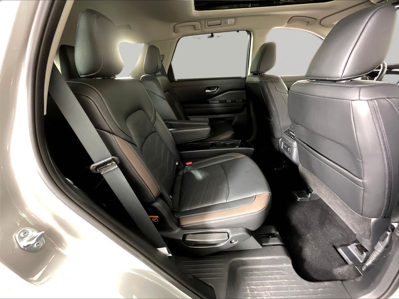 Used 2025 Nissan Pathfinder Platinum AWD/4WD image 25
