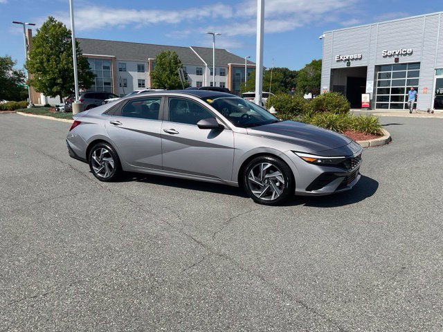 Used 2025 Hyundai Elantra SEL FWD image 3