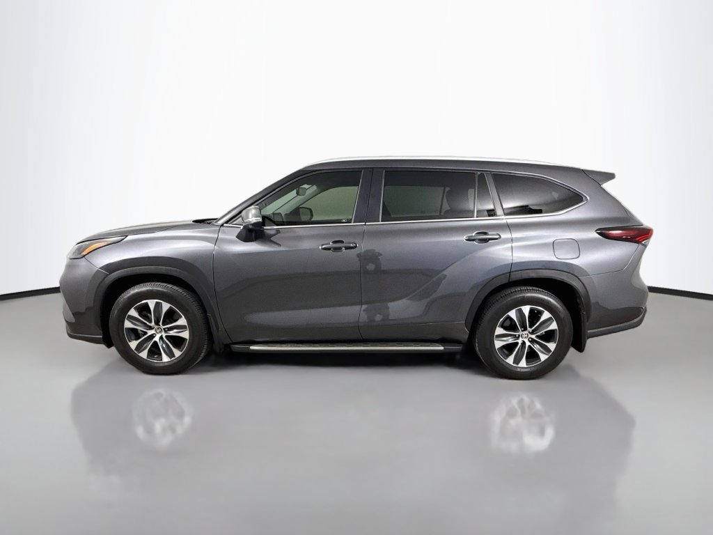 Used 2024 Toyota Highlander XLE FWD image 4