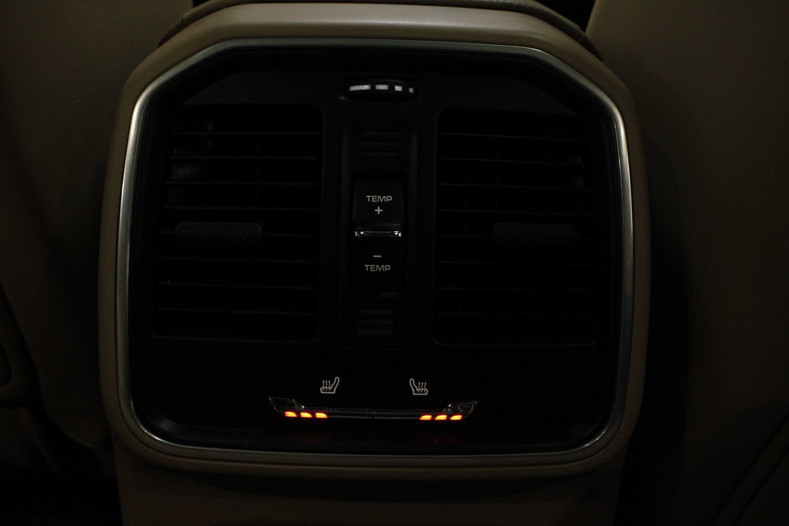 Certified 2025 Porsche Macan AWD/4WD image 22
