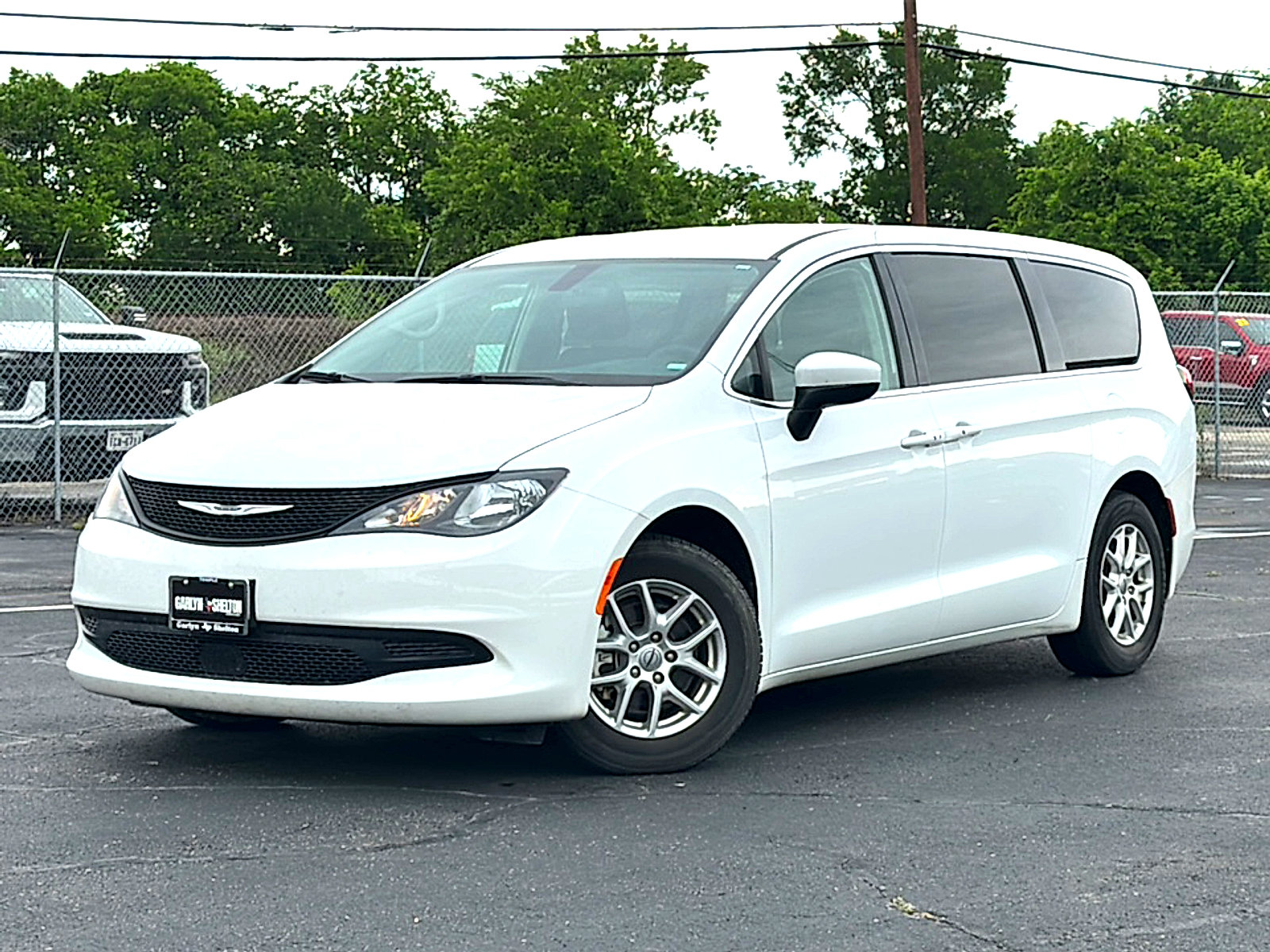 Used 2022 Chrysler Voyager LX FWD image 2