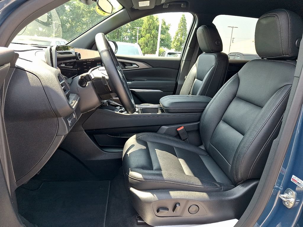Used 2025 Chevrolet Traverse LT w/ Midnight/Sport Edition AWD/4WD image 16
