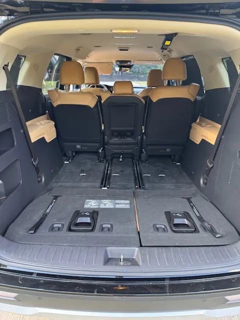 Used 2024 Kia Carnival EX image 10