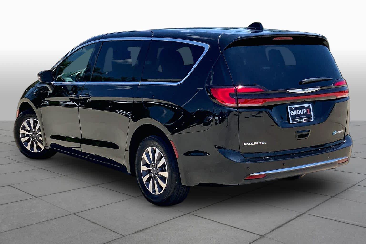 Used 2025 Chrysler Pacifica Select FWD image 12