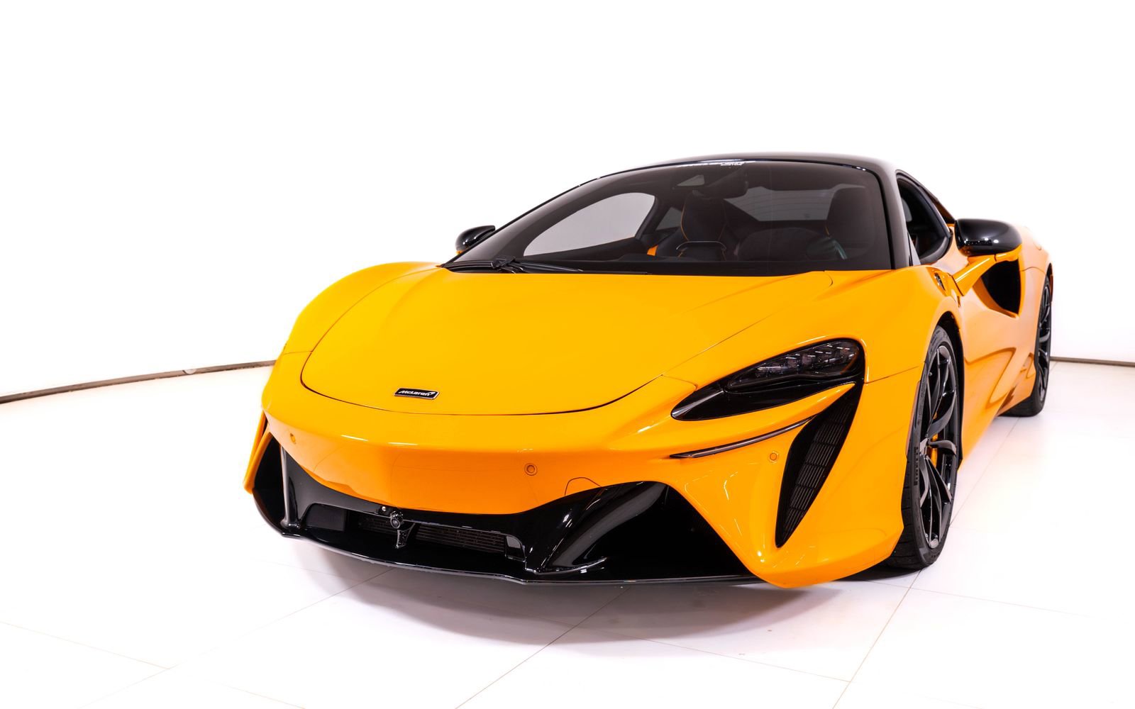 Used 2024 McLaren Artura RWD image 10