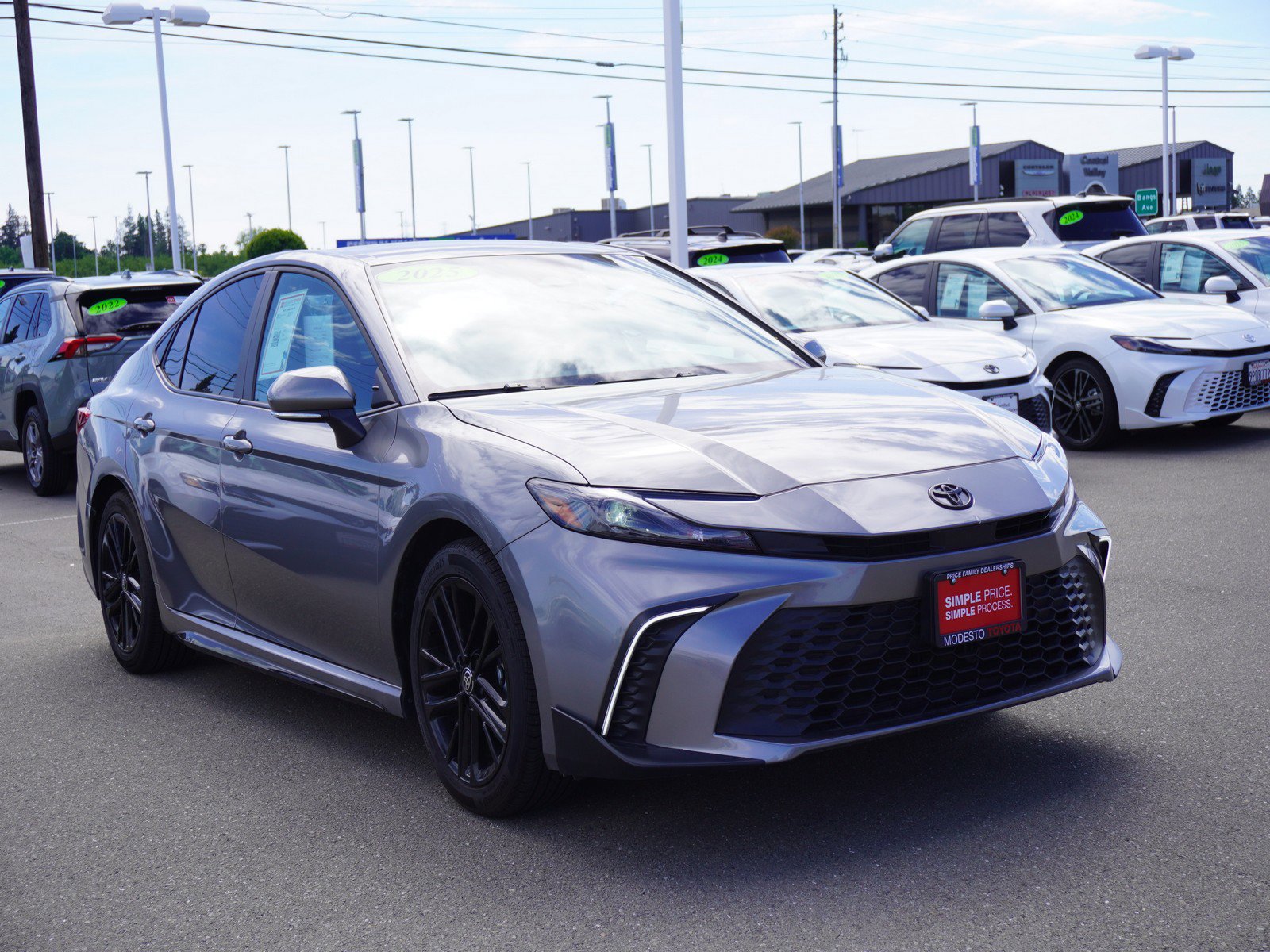 Used 2025 Toyota Camry SE w/ Convenience Package FWD image 1