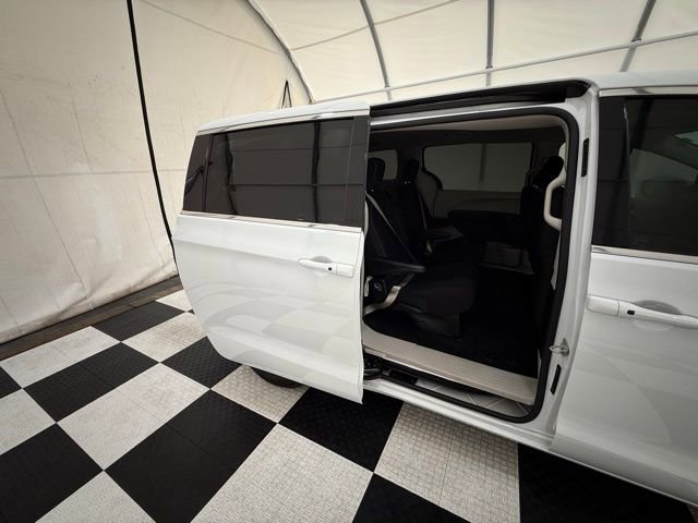 Used 2023 Chrysler Voyager LX image 23