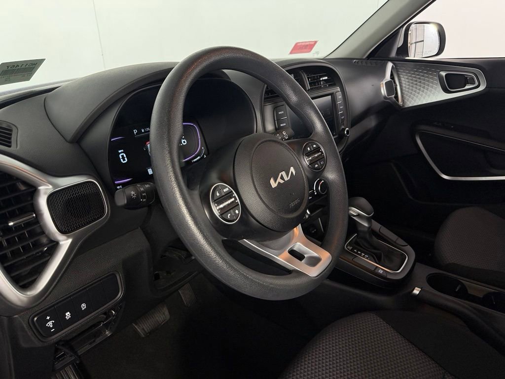 Used 2025 Kia Soul LX w/ LX Technology Package FWD image 20