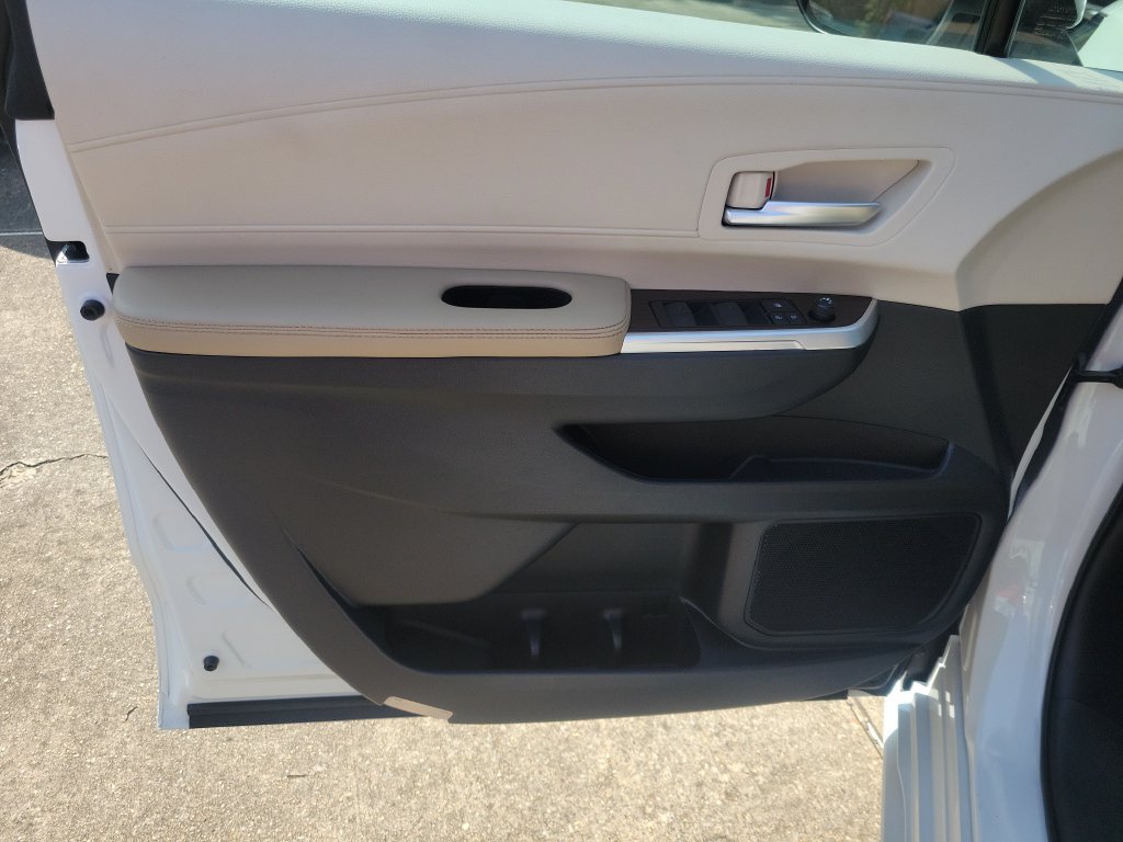 Used 2022 Toyota Sienna XLE FWD image 12