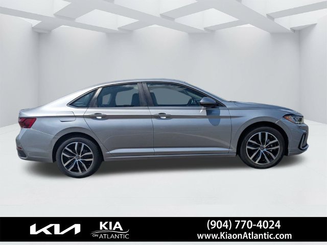 Used 2025 Volkswagen Jetta SE FWD image 2