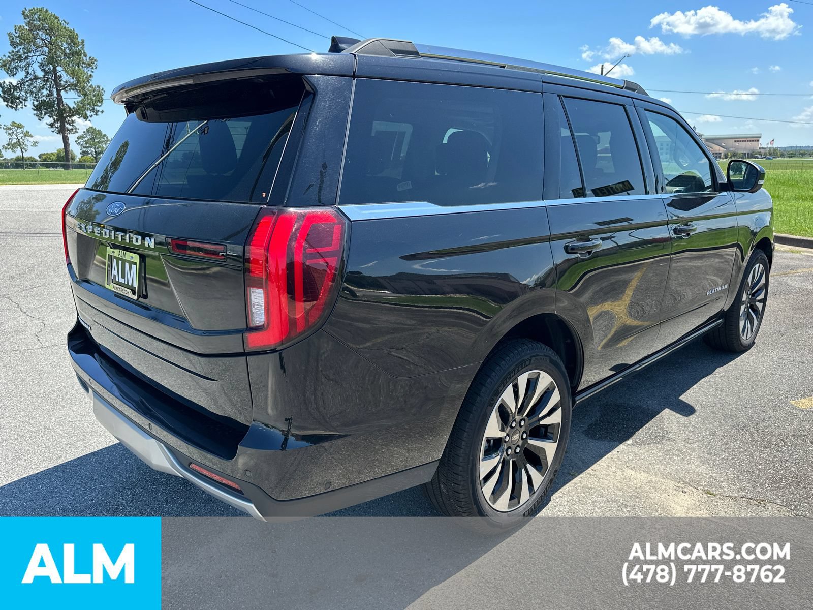 Used 2025 Ford Expedition Platinum w/ Driver's Package AWD/4WD image 5