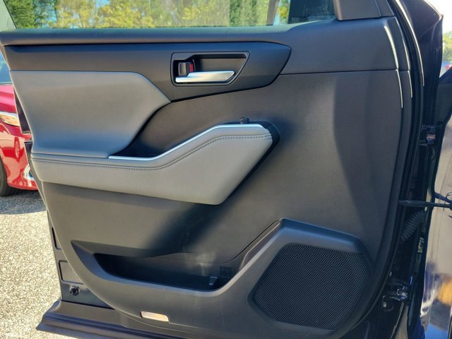 Used 2020 Toyota Highlander XLE image 30