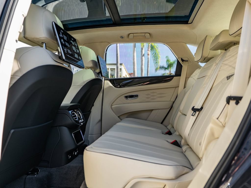 Used 2025 Bentley Bentayga AWD/4WD image 14