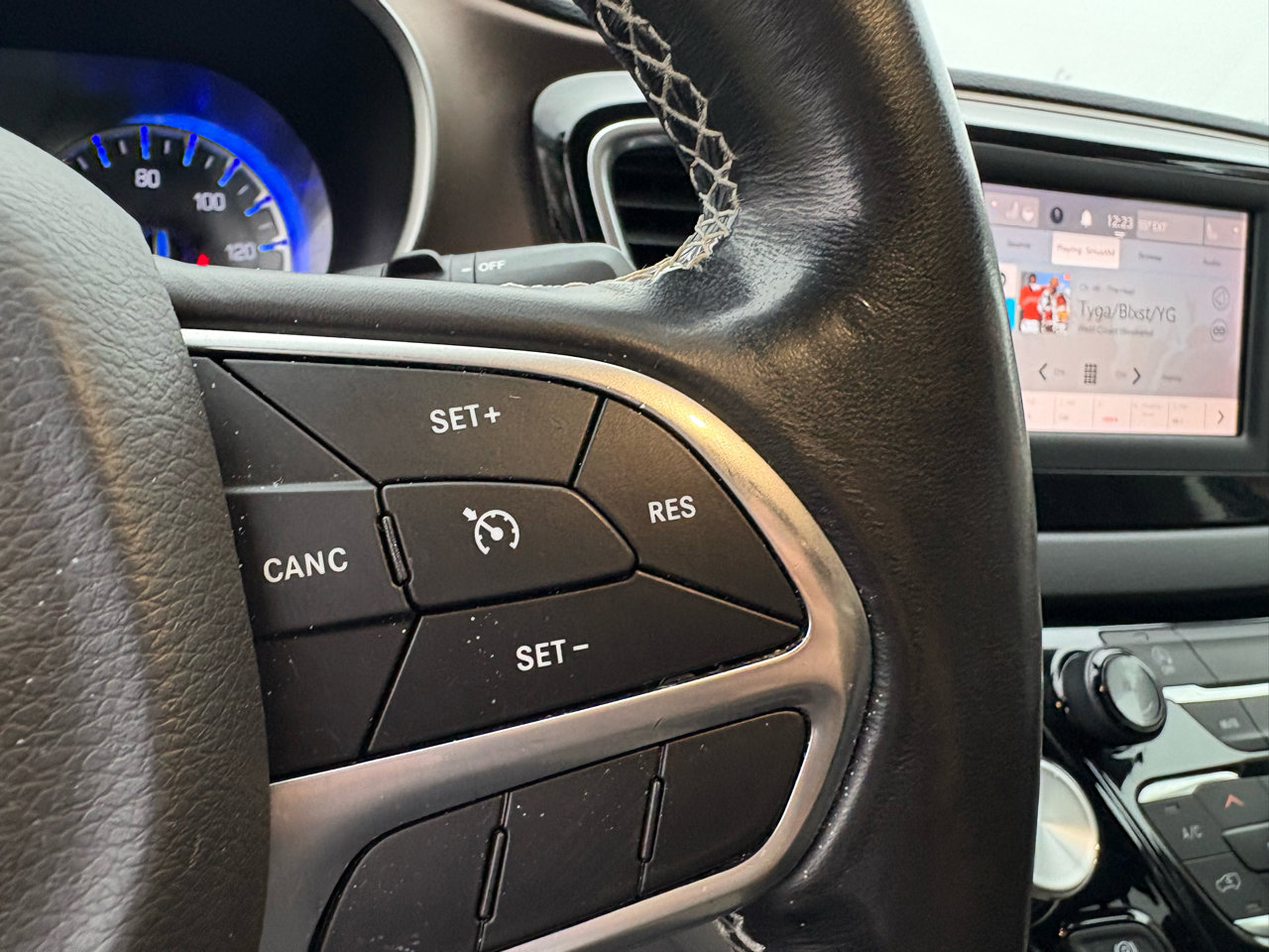 Used 2022 Chrysler Voyager LX image 13