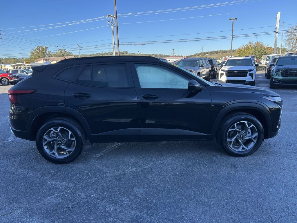 Used 2026 Chevrolet Trax LT FWD image 4