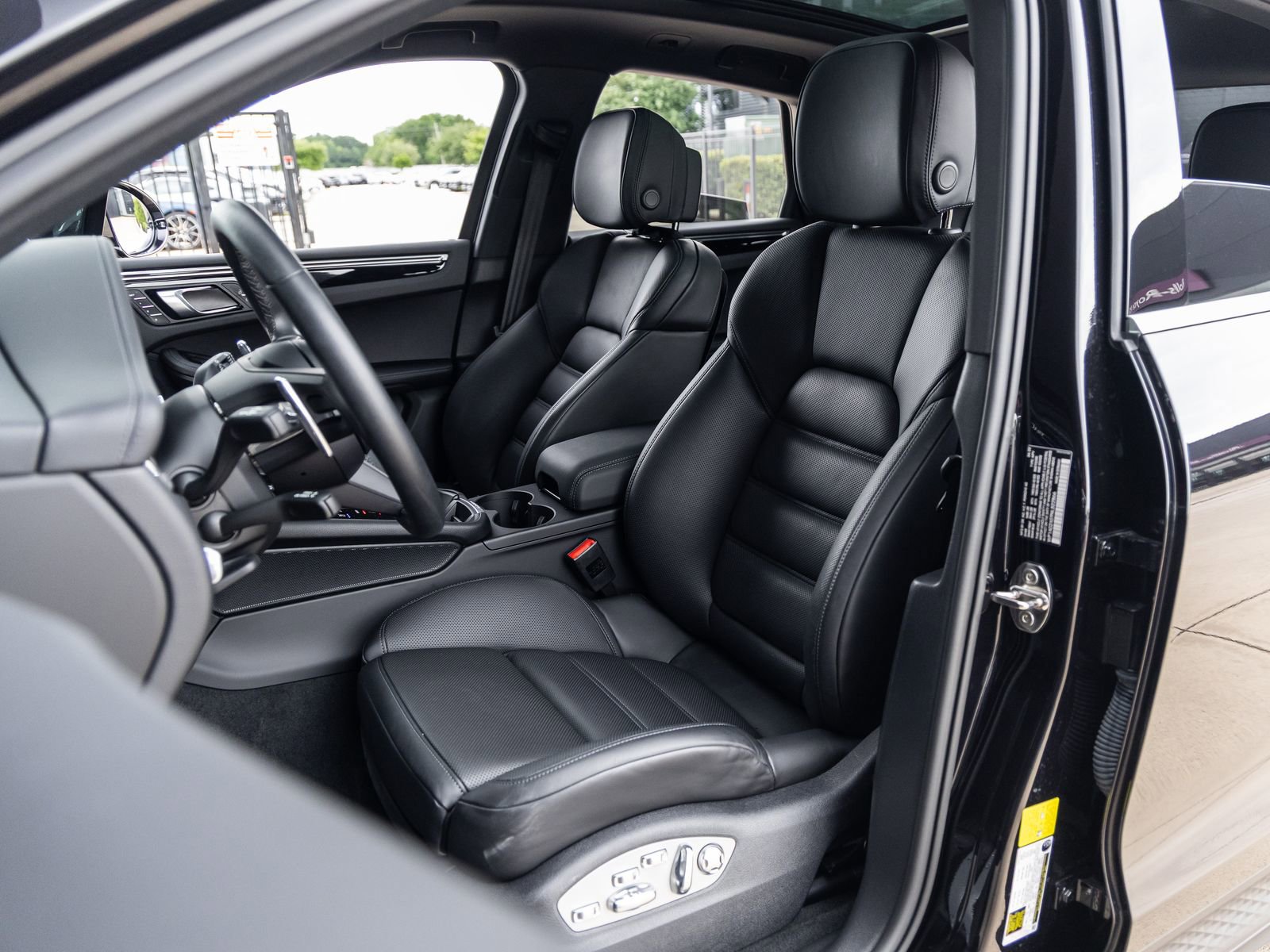 Certified 2022 Porsche Macan S image 5