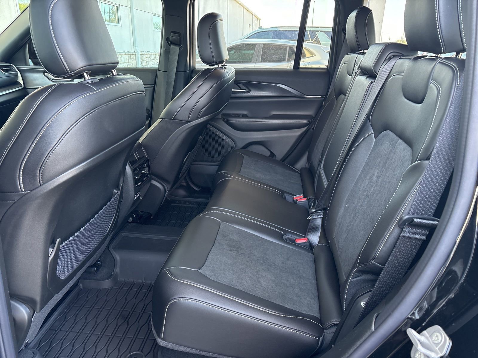 New 2025 Jeep Grand Cherokee Altitude image 13