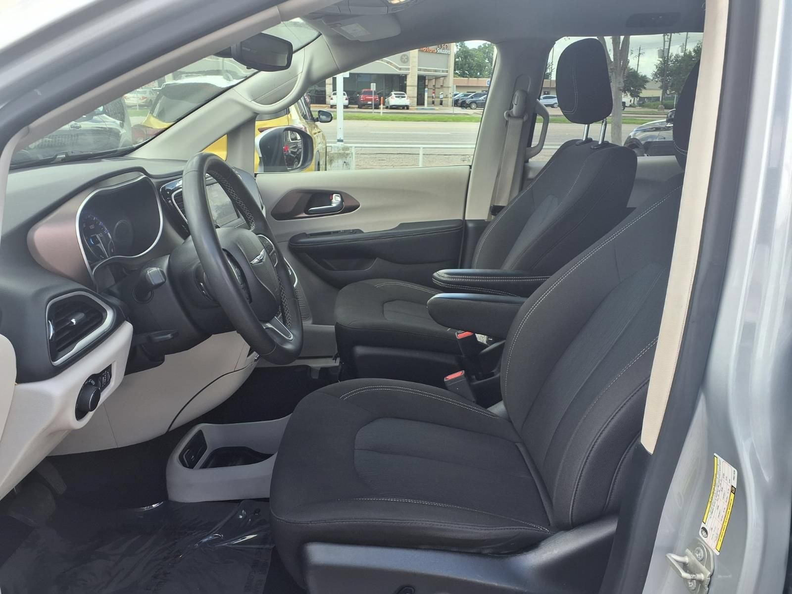 Used 2023 Chrysler Voyager LX FWD image 18