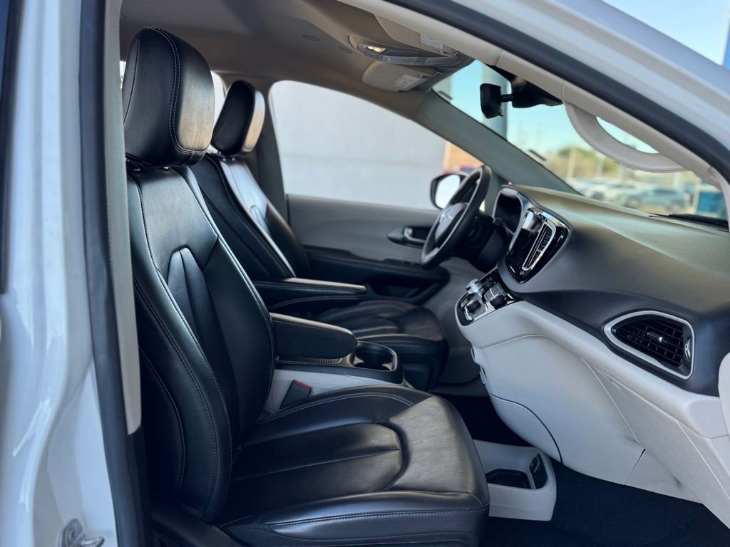 Used 2023 Chrysler Pacifica Touring-L image 25