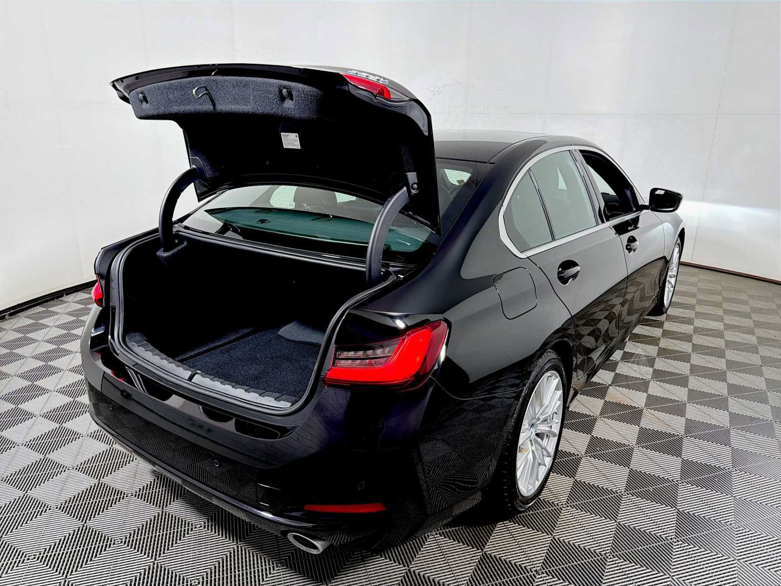 Used 2024 BMW 330i xDrive Sedan w/ Convenience Package AWD/4WD image 23