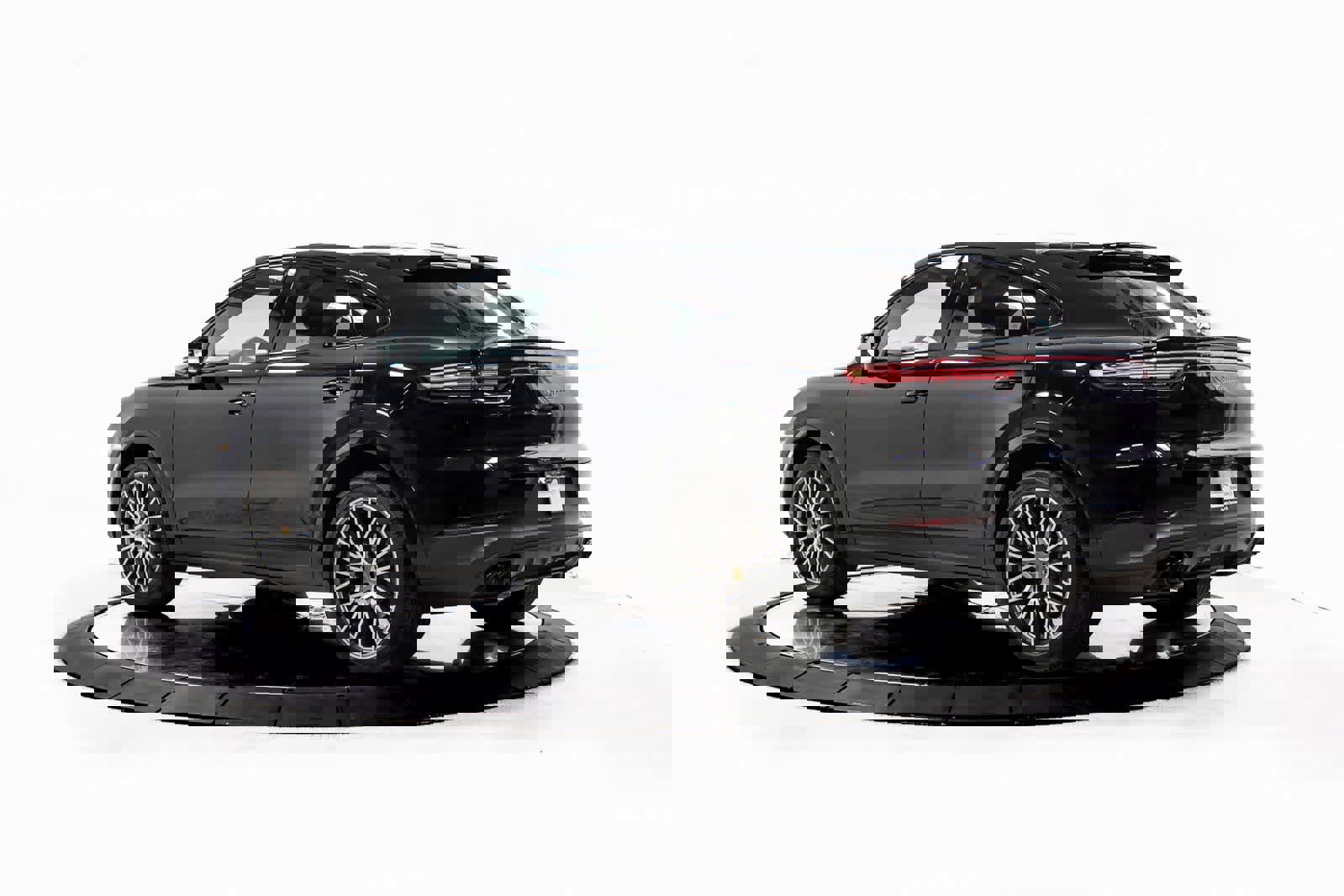 Certified 2022 Porsche Cayenne Platinum Edition image 3