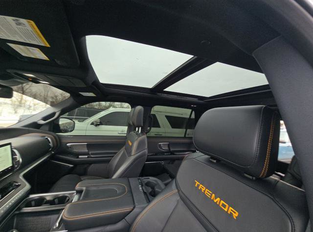 Used 2025 Ford Expedition Tremor image 3