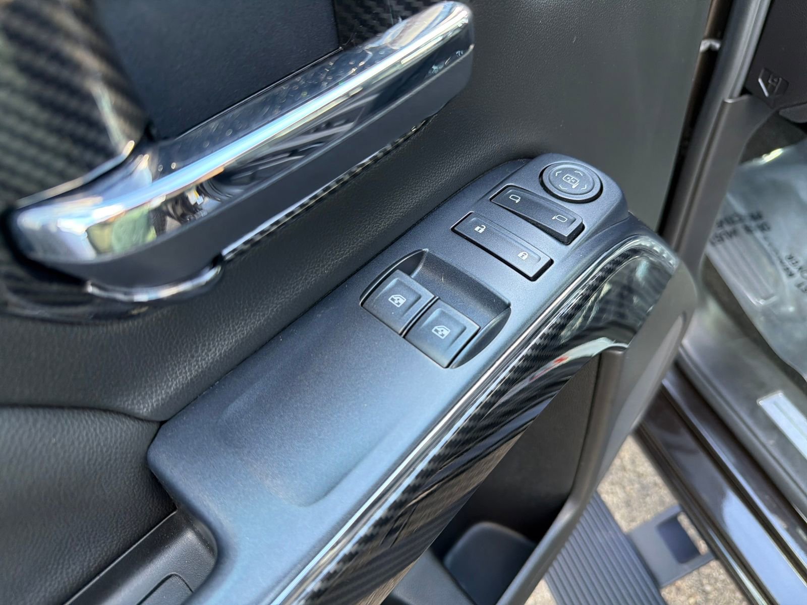 Used 2018 Chevrolet Silverado 1500 LT w/ LT Convenience Package AWD/4WD image 13