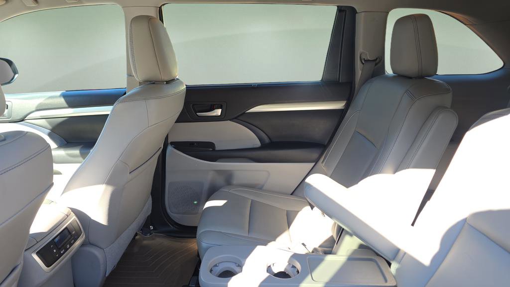 Used 2017 Toyota Highlander XLE w/ Carpet Mat Package AWD/4WD image 25