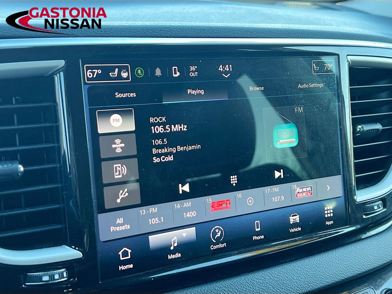 Used 2023 Chrysler Pacifica Touring-L image 18