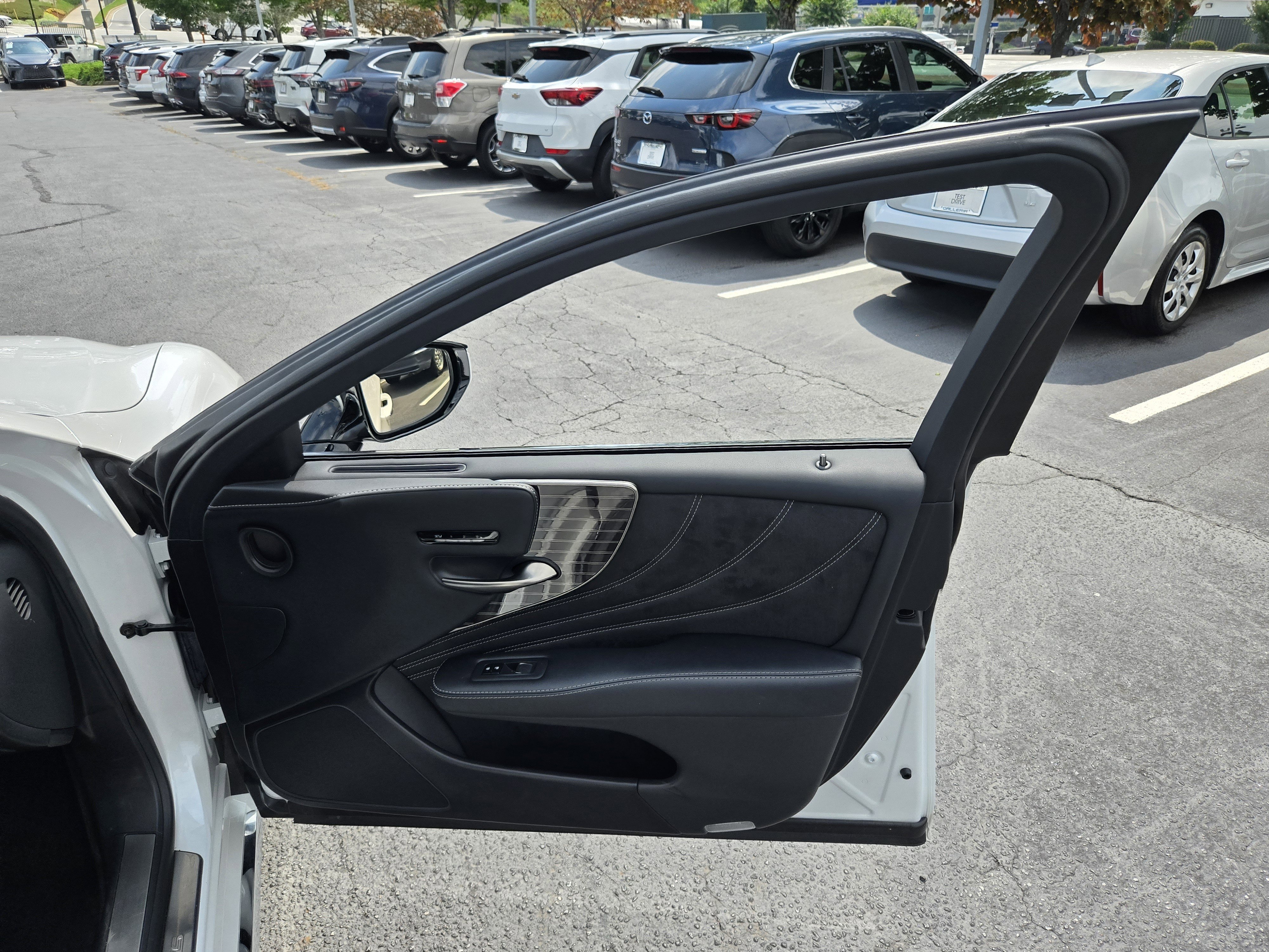 Used 2019 Lexus LS 500 w/ Accessory Package (Z1) RWD image 32