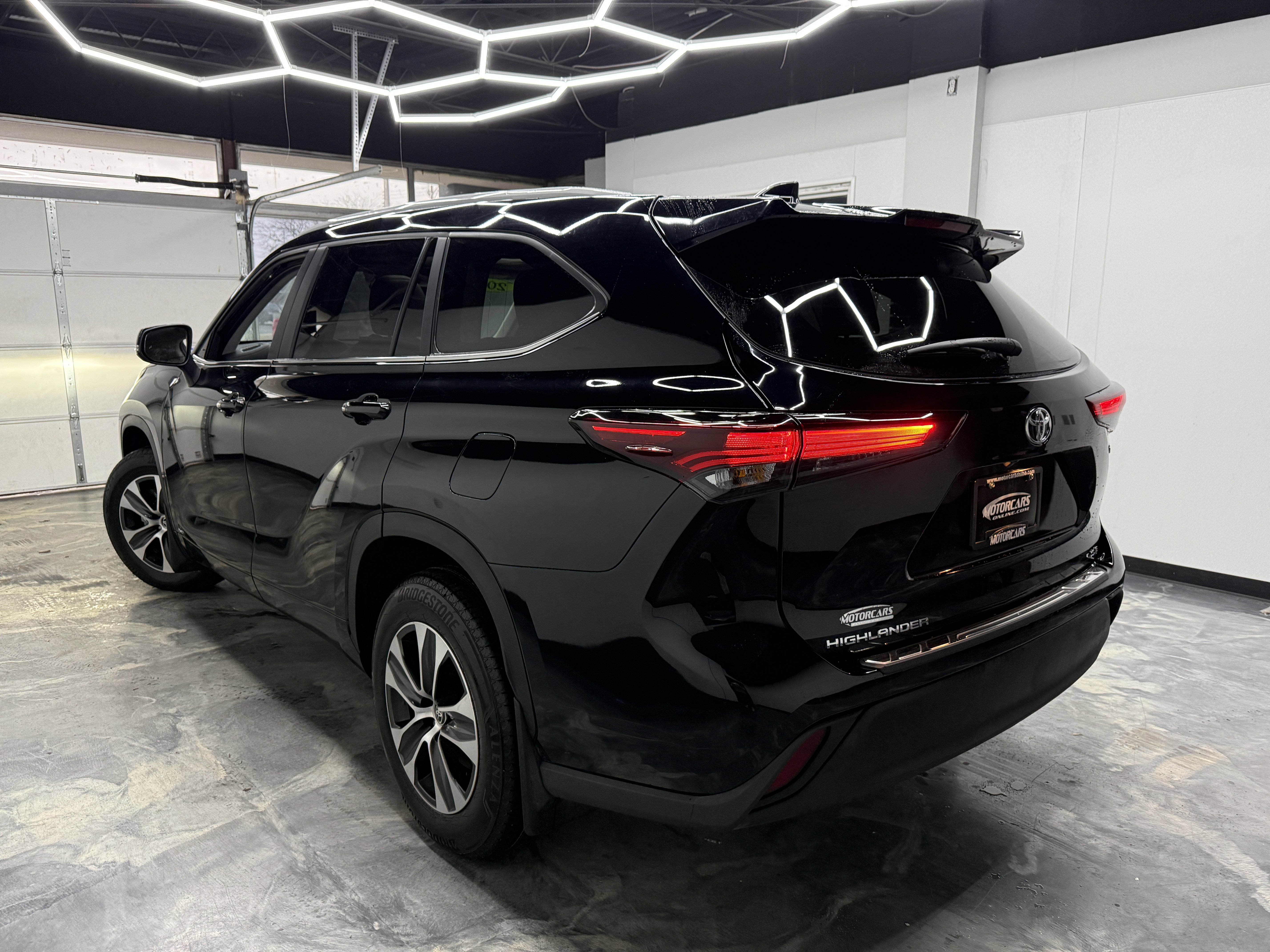 Used 2026 Toyota Highlander XLE image 3