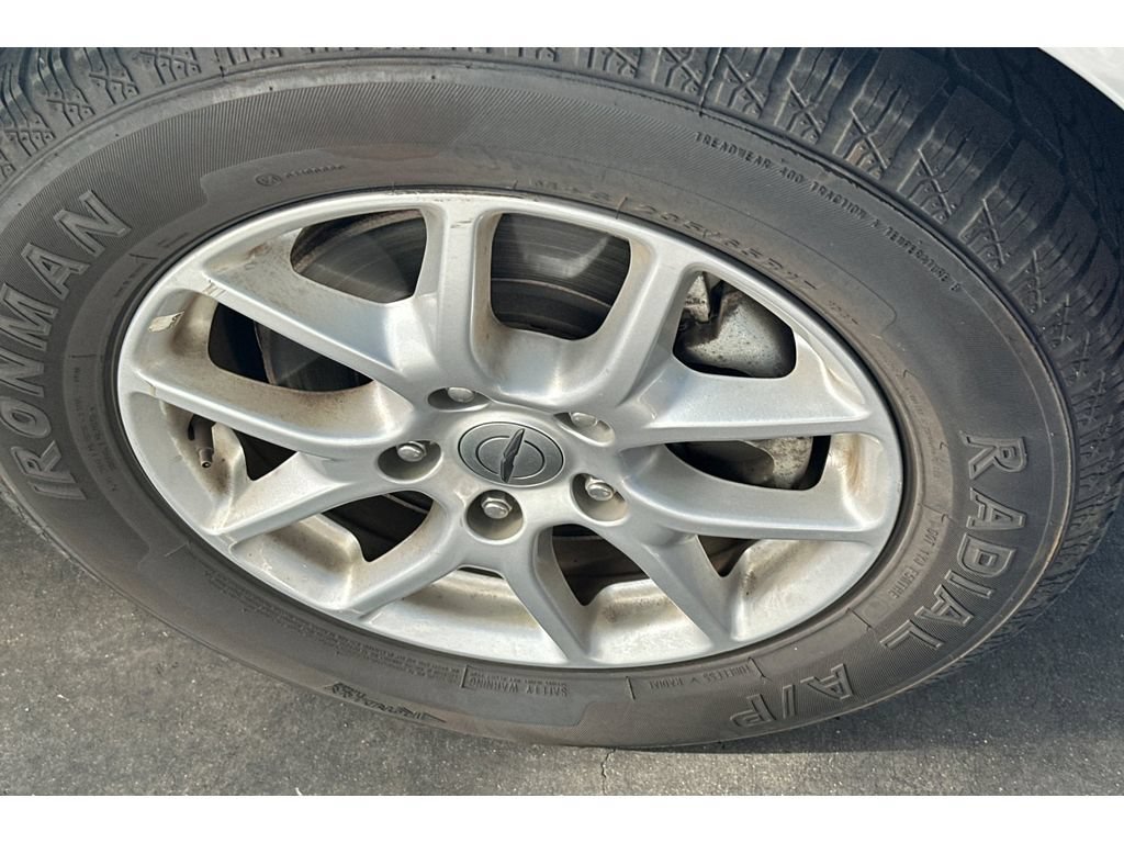 Used 2023 Chrysler Pacifica Touring-L FWD image 4