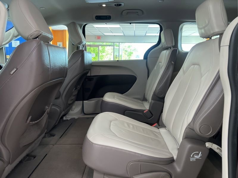 Used 2017 Chrysler Pacifica Touring-L FWD image 17