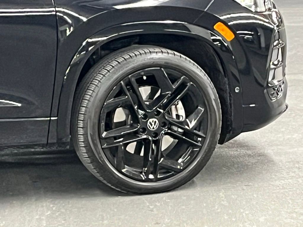 Used 2025 Volkswagen Tiguan SE R-Line image 39