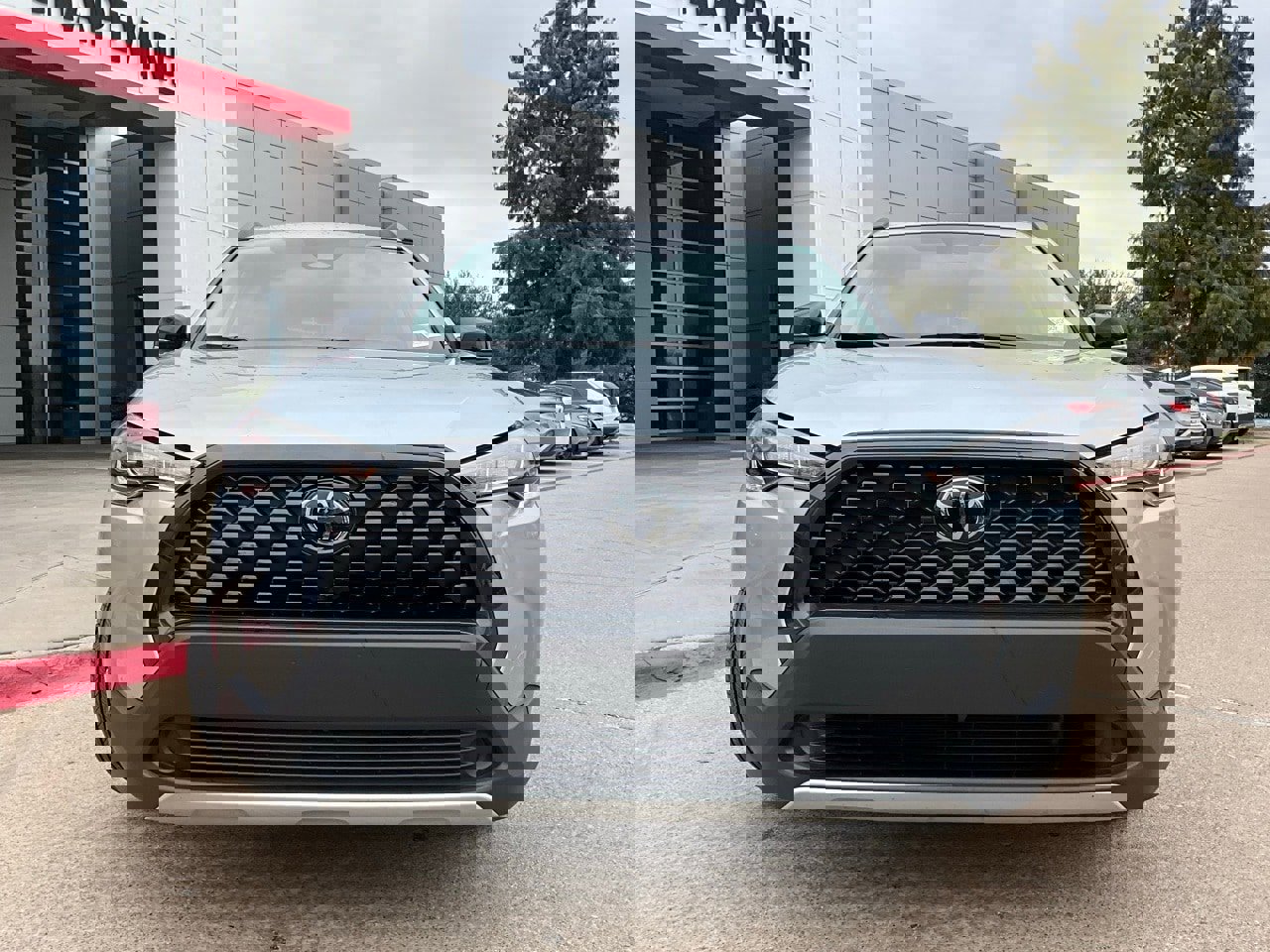 Used 2025 Toyota Corolla Cross LE image 4