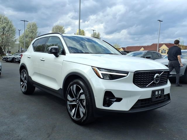 Used 2023 Volvo XC40 B5 Plus w/ Driver Assist Package image 3
