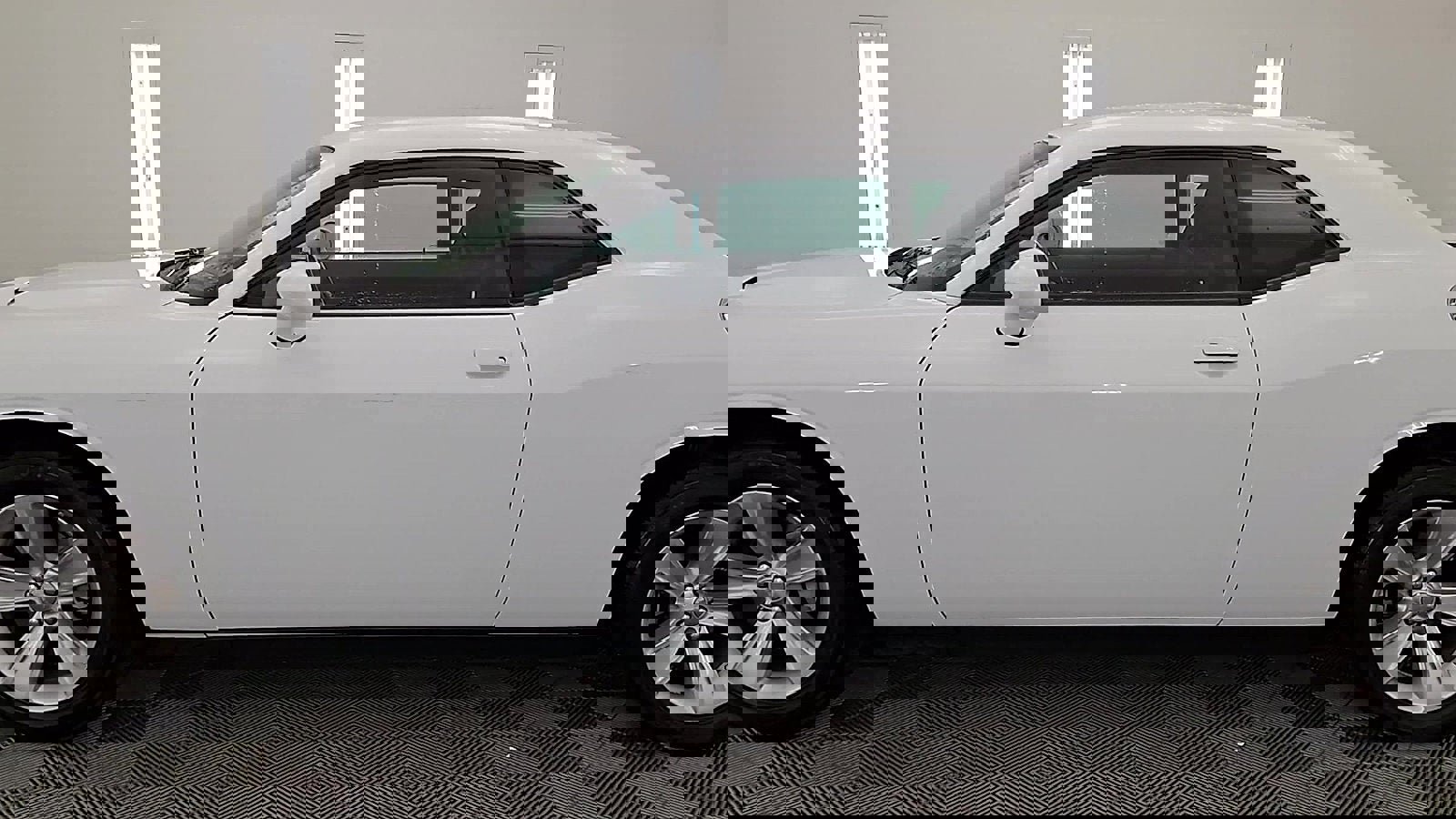 Used 2023 Dodge Challenger SXT image 9