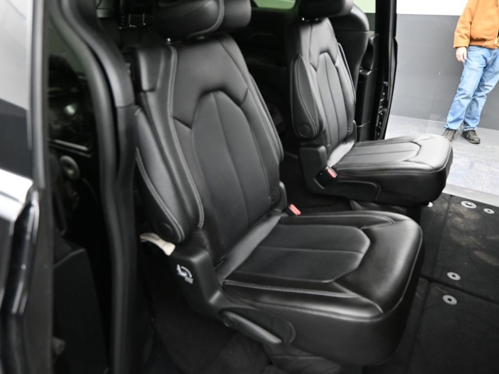 Used 2025 Chrysler Pacifica Select image 34