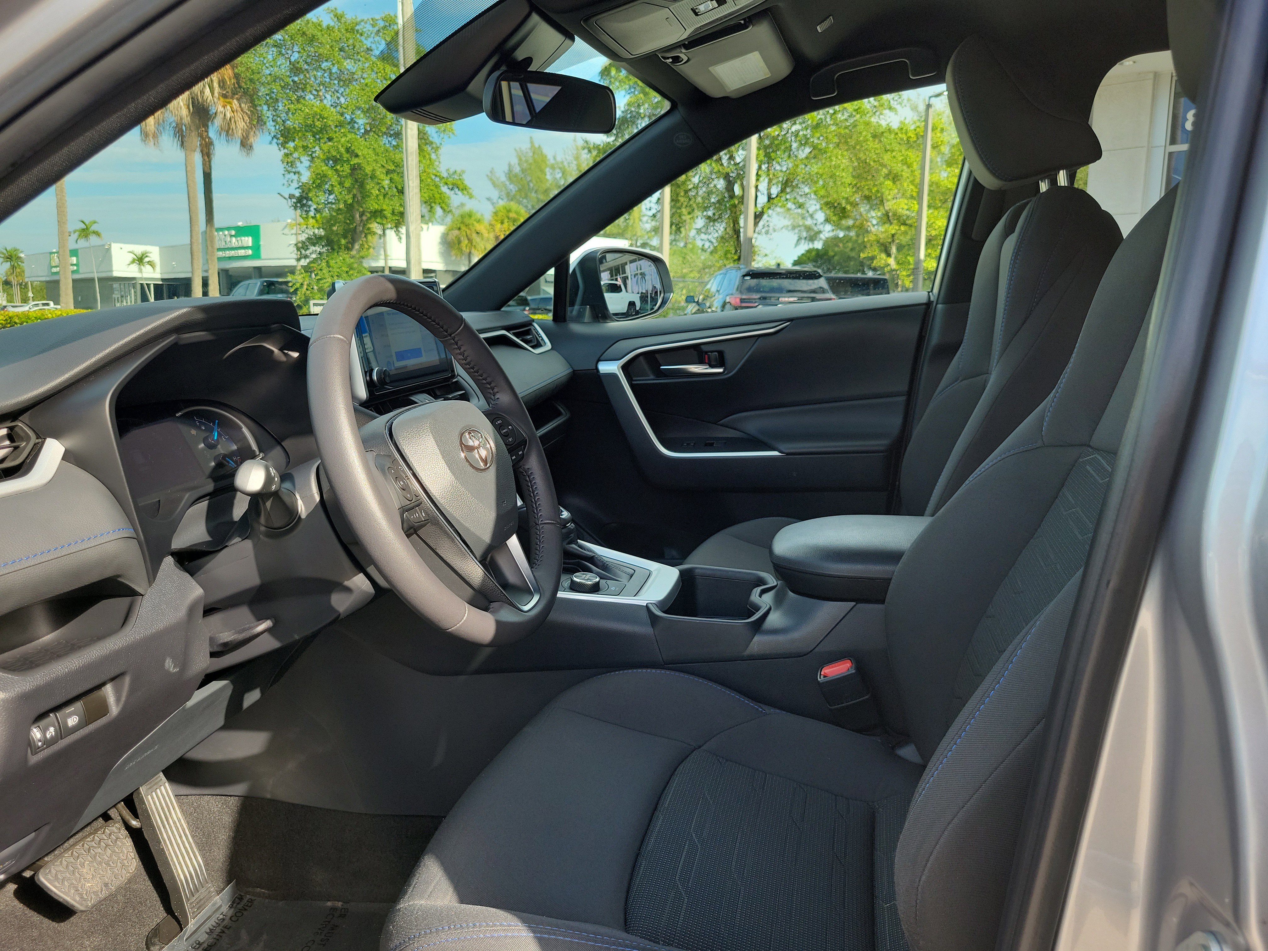 Used 2024 Toyota RAV4 SE image 11