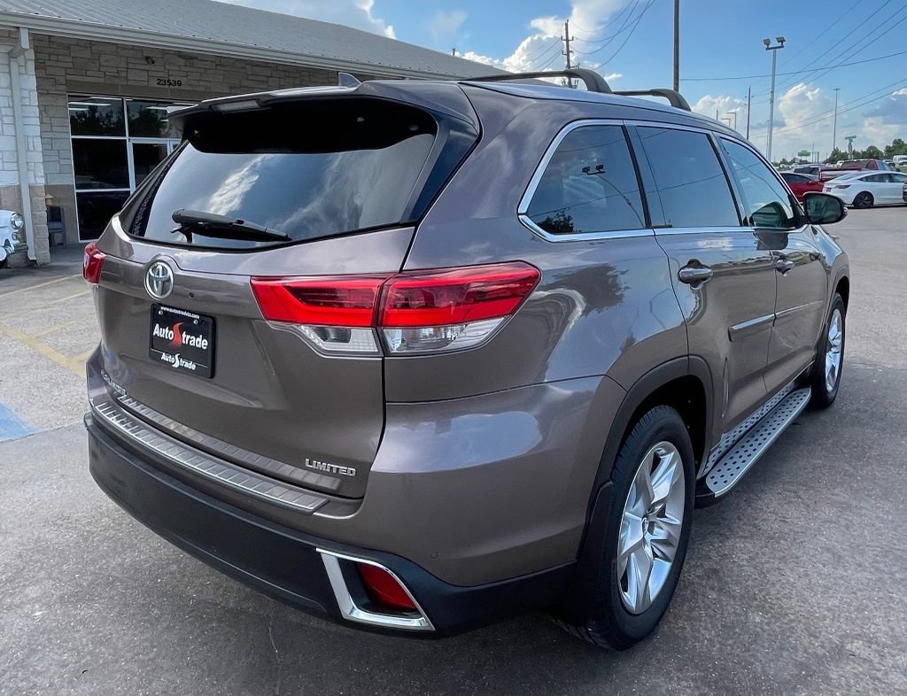 Used 2017 Toyota Highlander Limited FWD image 3