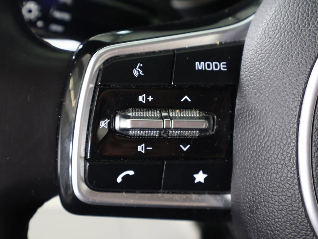 Used 2023 Kia Carnival LX image 43