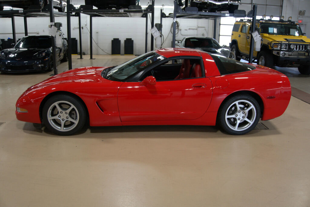 Used 2000 Chevrolet Corvette Coupe w/ Roof Pkg image 2
