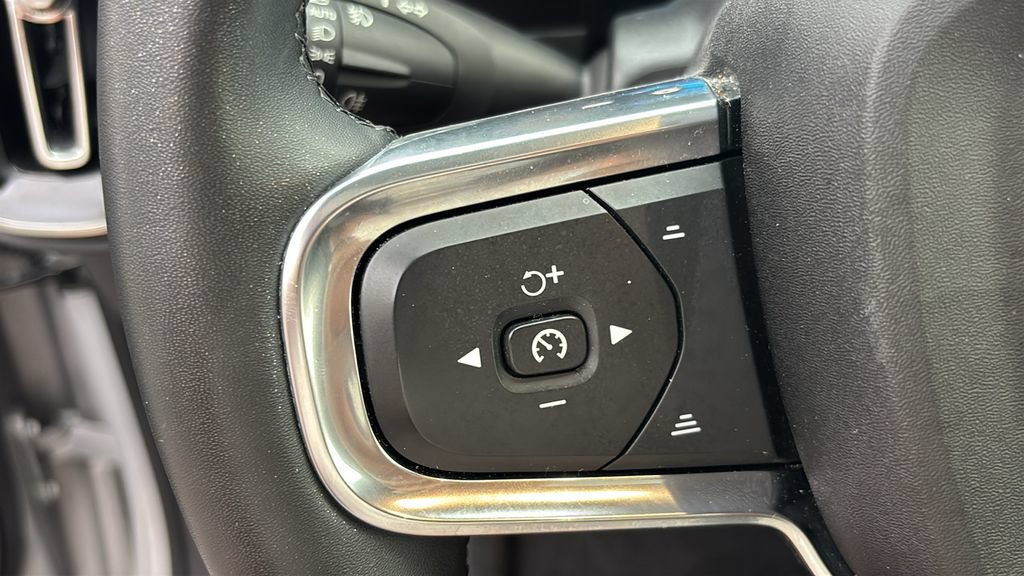 Certified 2025 Volvo XC40 B5 Plus AWD/4WD image 16
