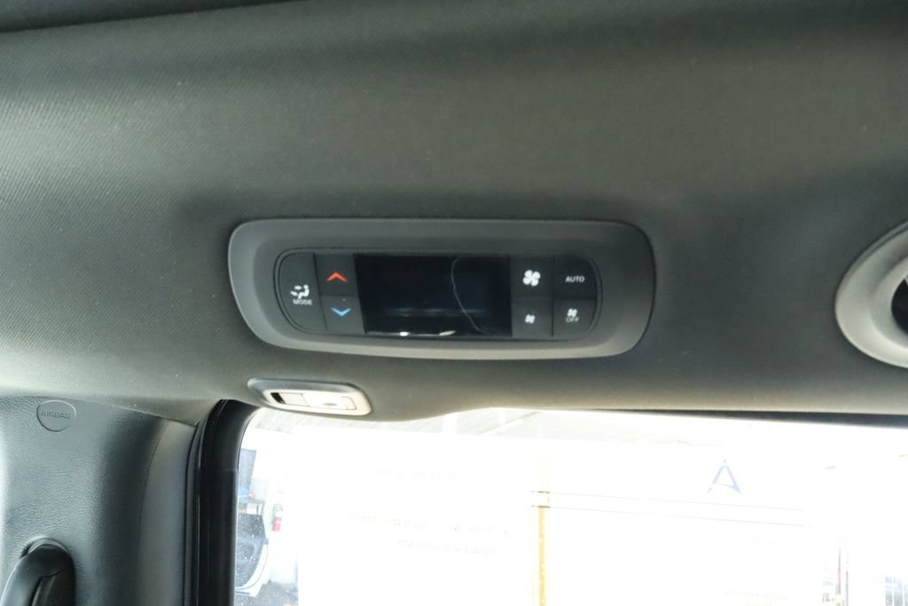 Used 2024 Chrysler Pacifica Premium FWD image 34